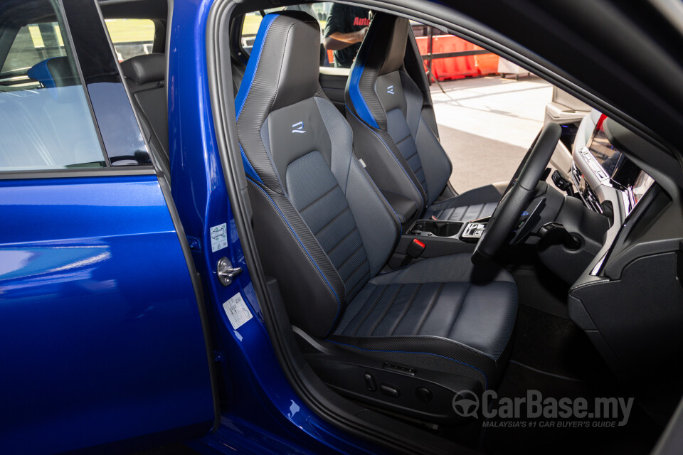 Volkswagen Golf R Mk8 R (2022) Interior