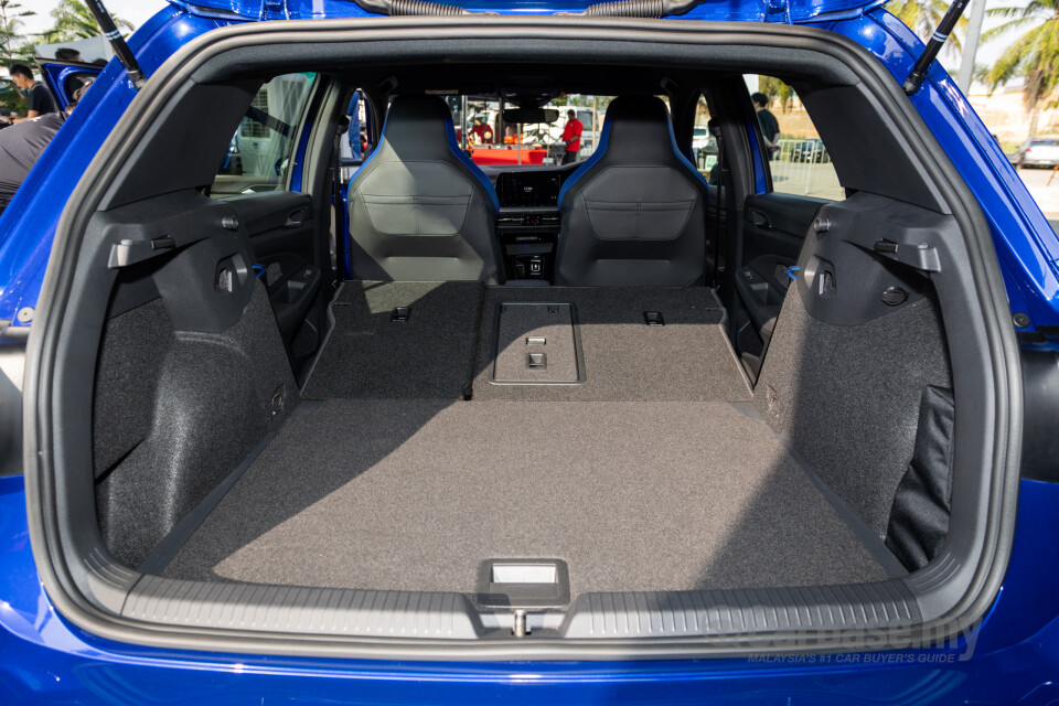 Volkswagen Golf R Mk8 R (2022) Interior