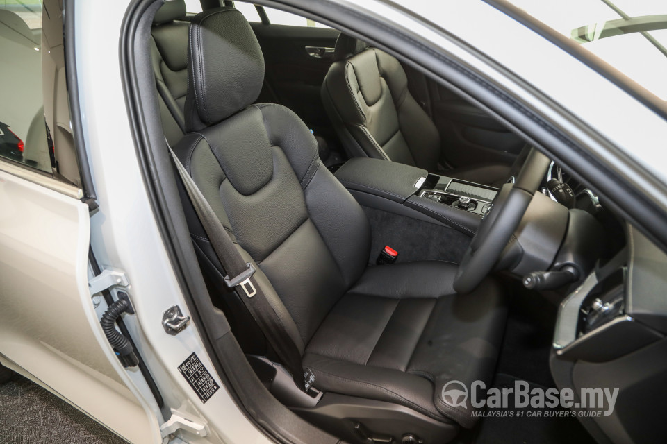 Volvo V60 Mk2 (2022) Interior