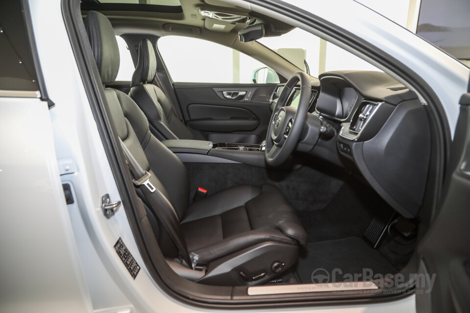 Volvo V60 Mk2 (2022) Interior