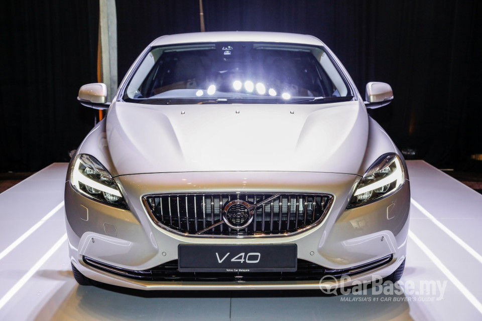 Volvo V40 Mk1 Facelift (2017) Exterior