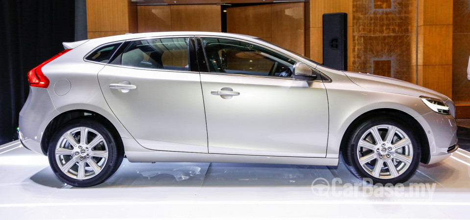 Volvo V40 Mk1 Facelift (2017) Exterior