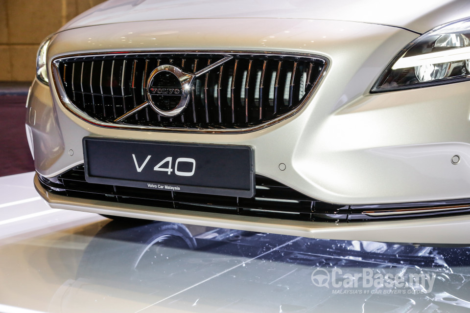 Volvo V40 Mk1 Facelift (2017) Exterior