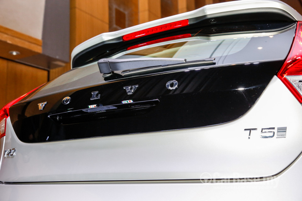 Volvo V40 Mk1 Facelift (2017) Exterior