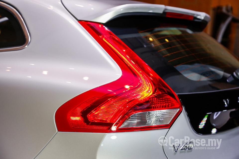 Volvo V40 Mk1 Facelift (2017) Exterior