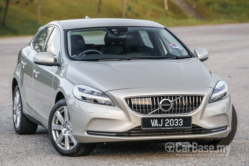 Volvo V40 Mk1 Facelift (2017) Exterior
