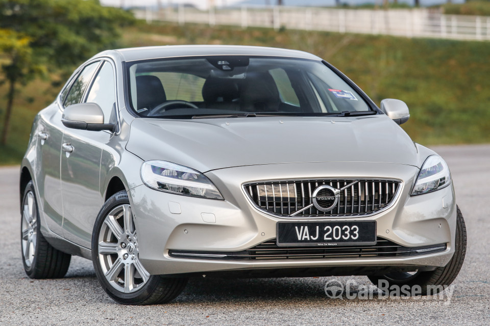 Volvo V40 Mk1 Facelift (2017) Exterior