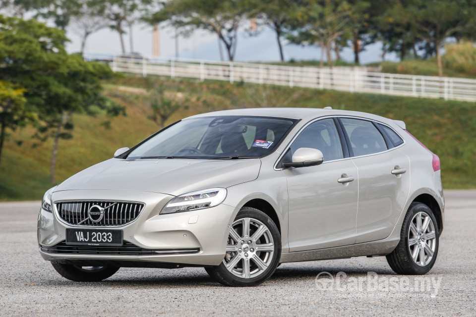 Volvo V40 Mk1 Facelift (2017) Exterior