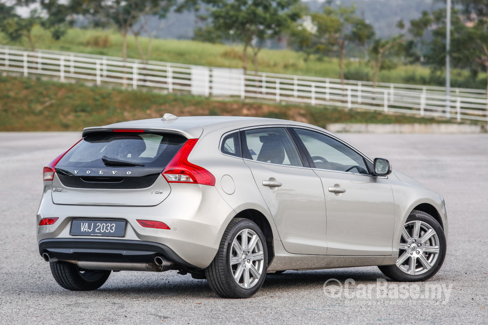 Volvo V40 Mk1 Facelift (2017) Exterior