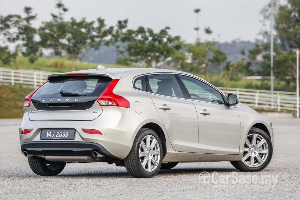 Volvo V40 Mk1 Facelift (2017) Exterior