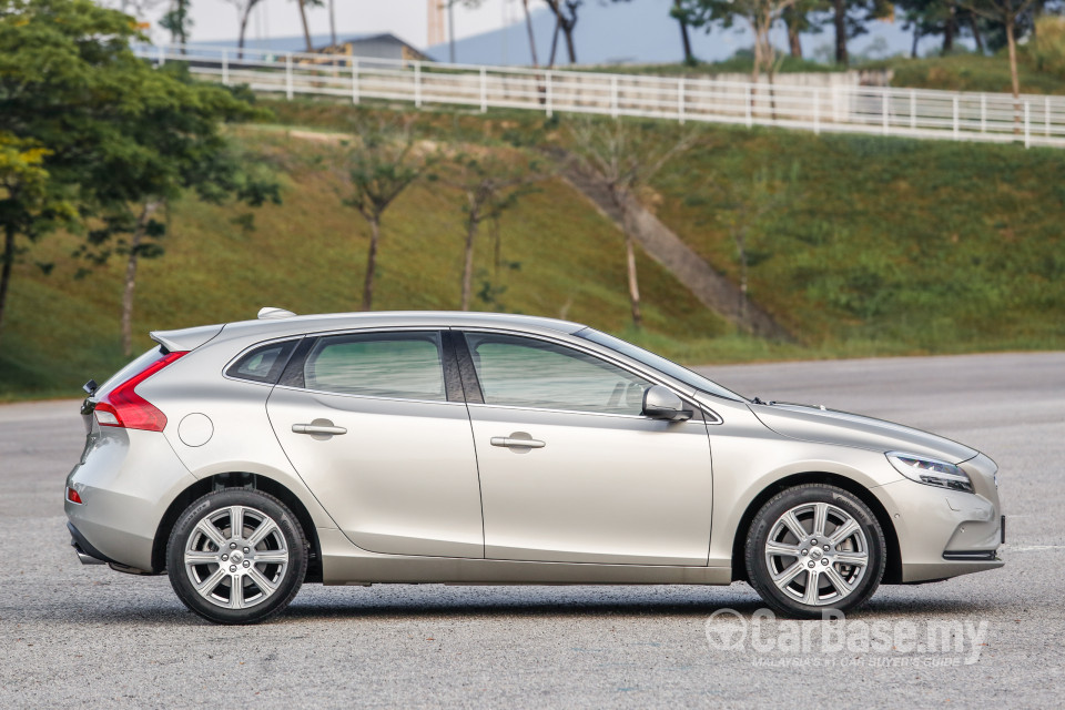 Volvo V40 Mk1 Facelift (2017) Exterior