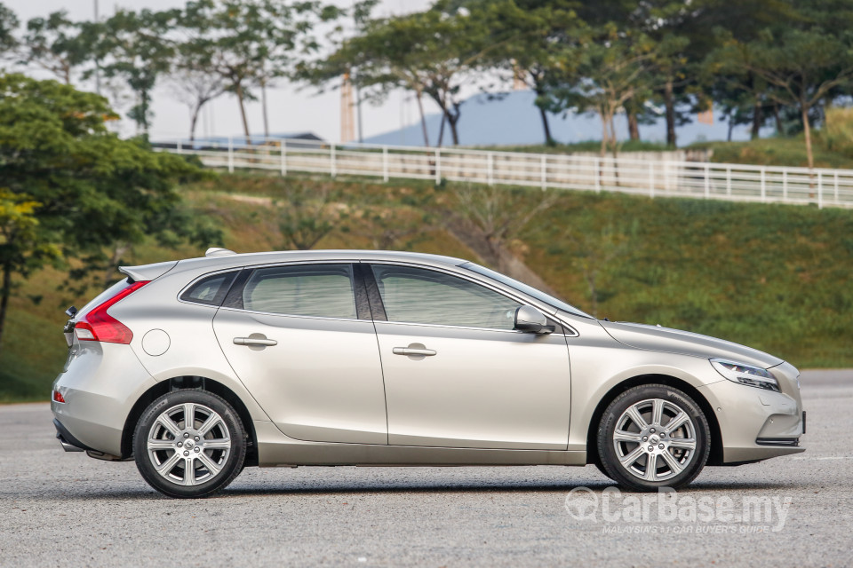 Volvo V40 Mk1 Facelift (2017) Exterior