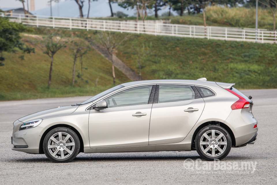 Volvo V40 Mk1 Facelift (2017) Exterior