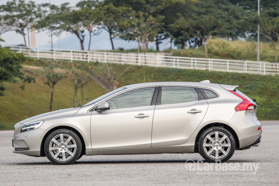 Volvo V40 Mk1 Facelift (2017) Exterior