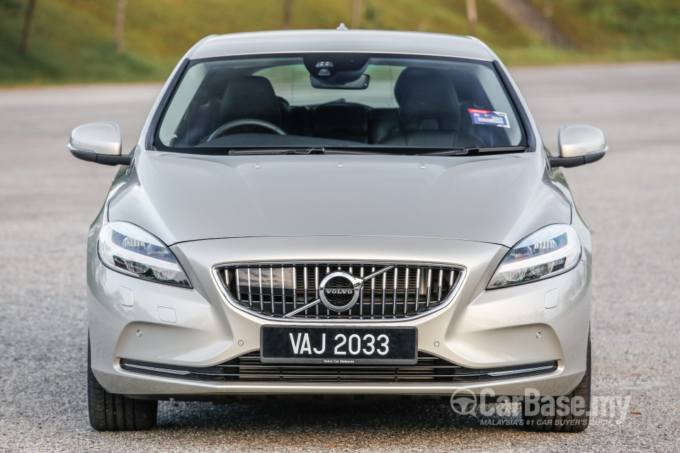 Volvo V40 Mk1 Facelift (2017) Exterior