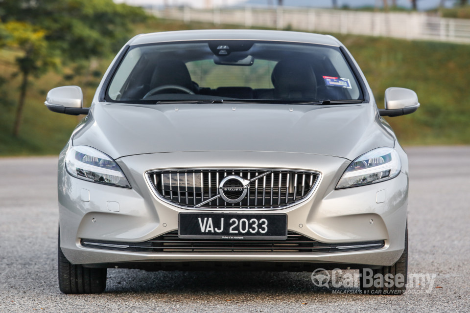 Volvo V40 Mk1 Facelift (2017) Exterior