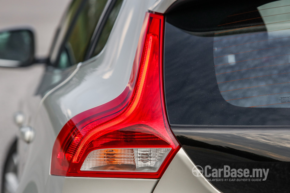Volvo V40 Mk1 Facelift (2017) Exterior