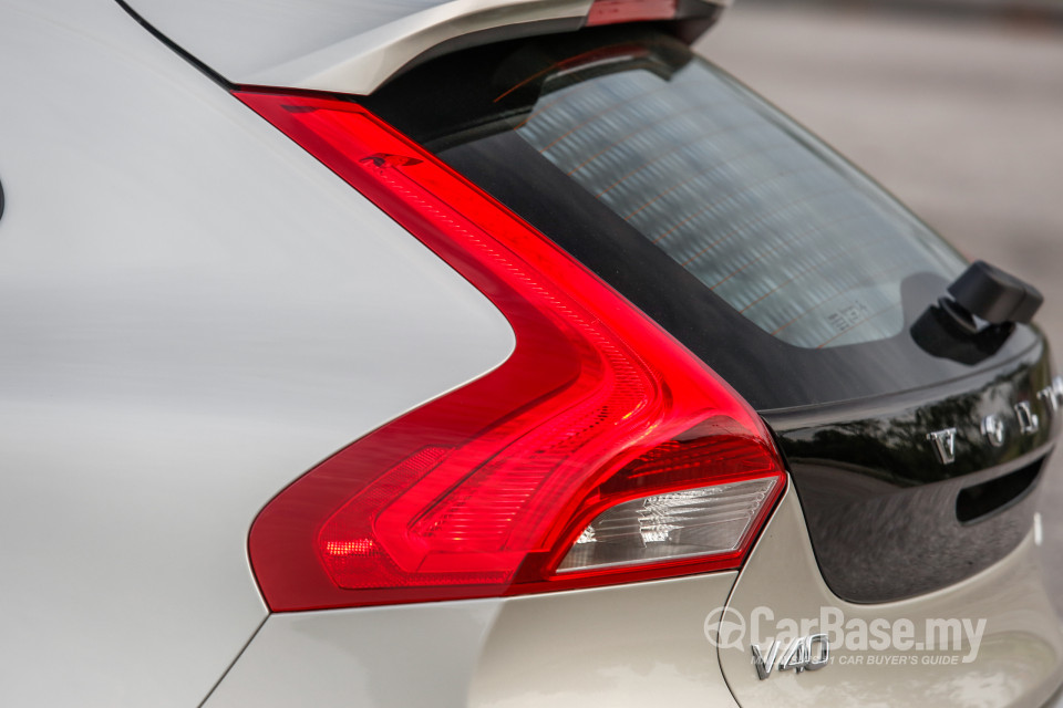 Volvo V40 Mk1 Facelift (2017) Exterior