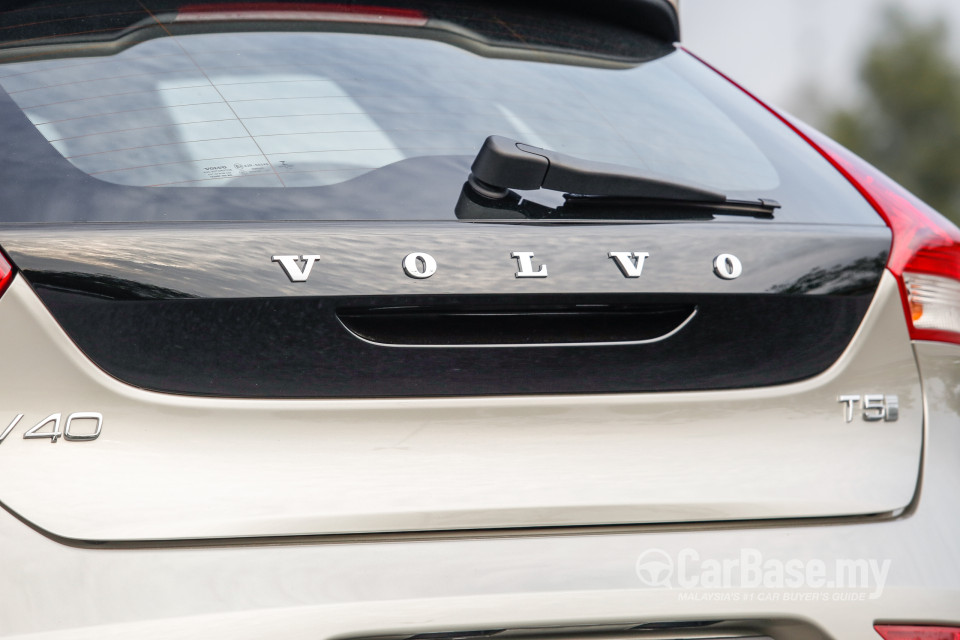 Volvo V40 Mk1 Facelift (2017) Exterior