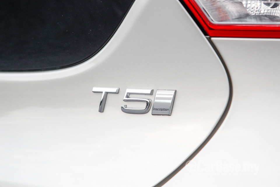 Volvo V40 Mk1 Facelift (2017) Exterior