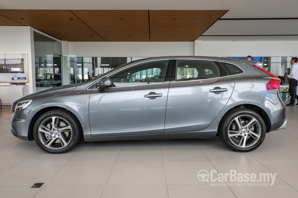 Volvo V40 Mk1 Facelift (2017) Exterior