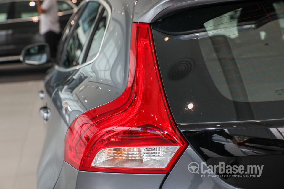 Volvo V40 Mk1 Facelift (2017) Exterior