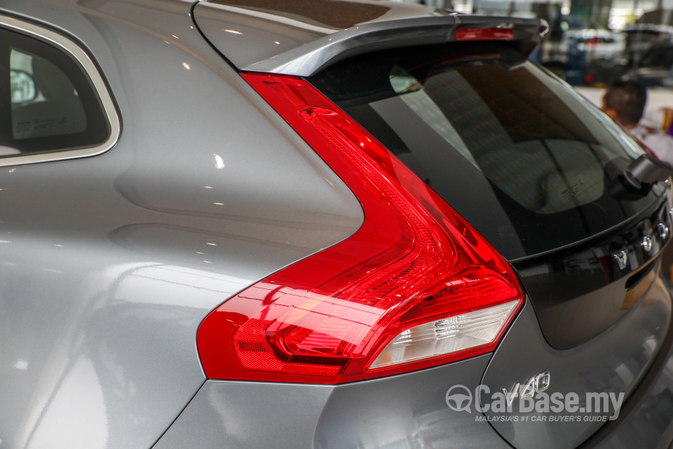 Volvo V40 Mk1 Facelift (2017) Exterior