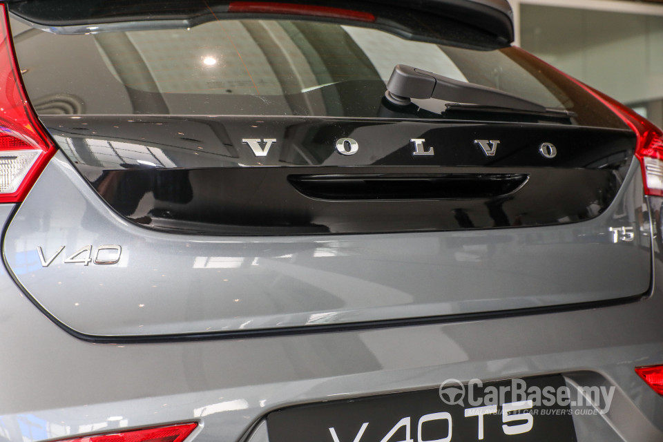 Volvo V40 Mk1 Facelift (2017) Exterior