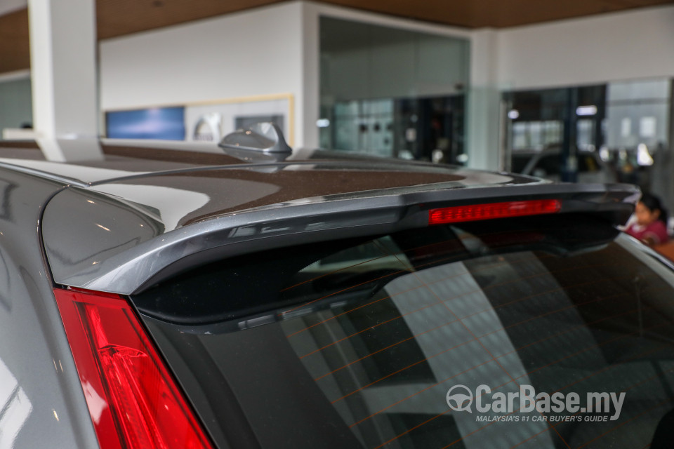 Volvo V40 Mk1 Facelift (2017) Exterior