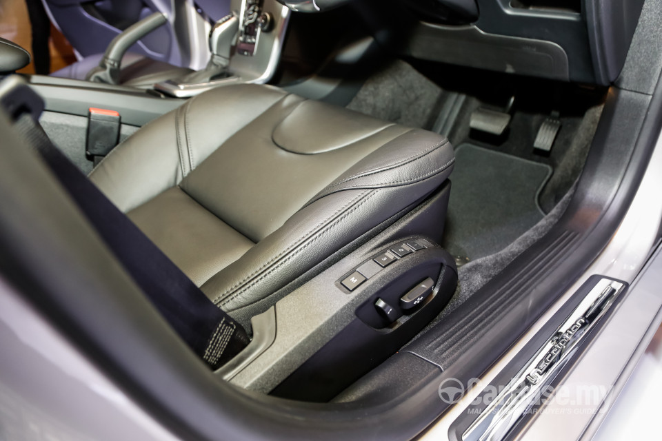 Volvo V40 Mk1 Facelift (2017) Interior