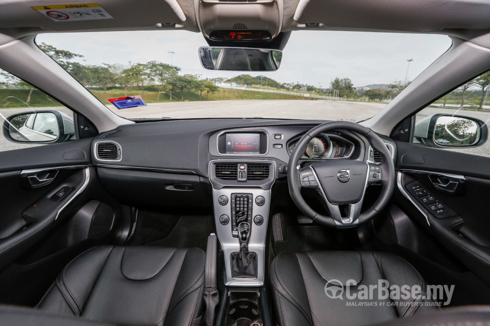 Volvo V40 Mk1 Facelift (2017) Interior