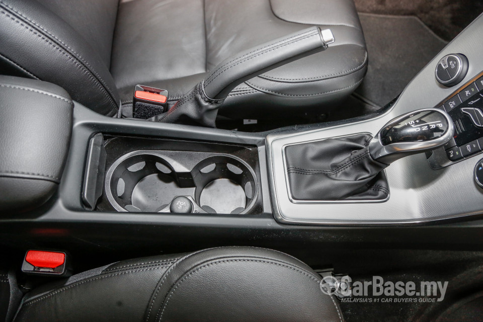 Volvo V40 Mk1 Facelift (2017) Interior