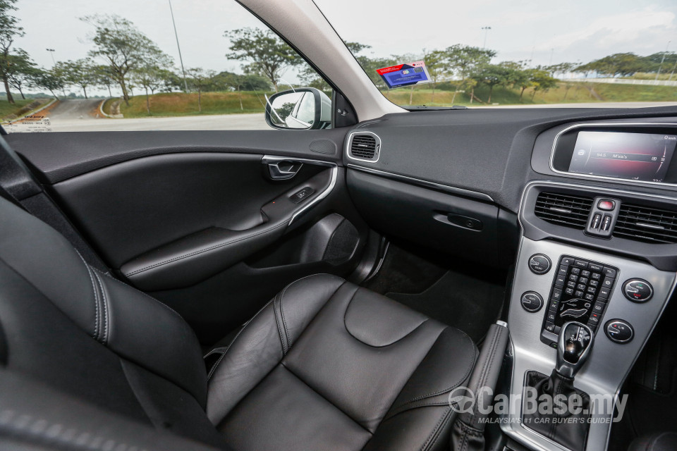 Volvo V40 Mk1 Facelift (2017) Interior