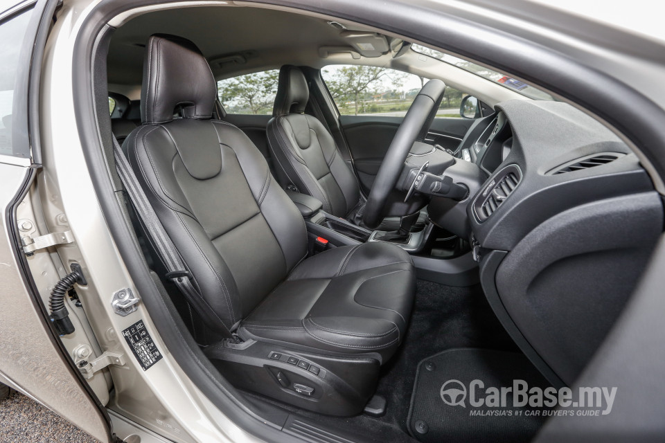 Volvo V40 Mk1 Facelift (2017) Interior
