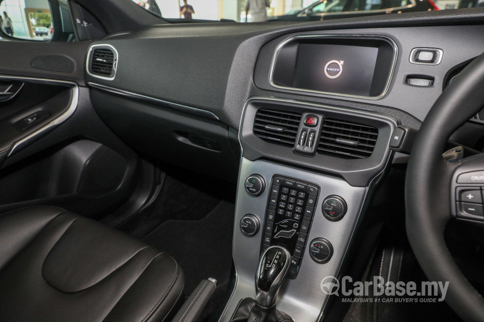 Volvo V40 Mk1 Facelift (2017) Interior