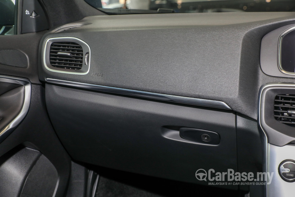 Volvo V40 Mk1 Facelift (2017) Interior