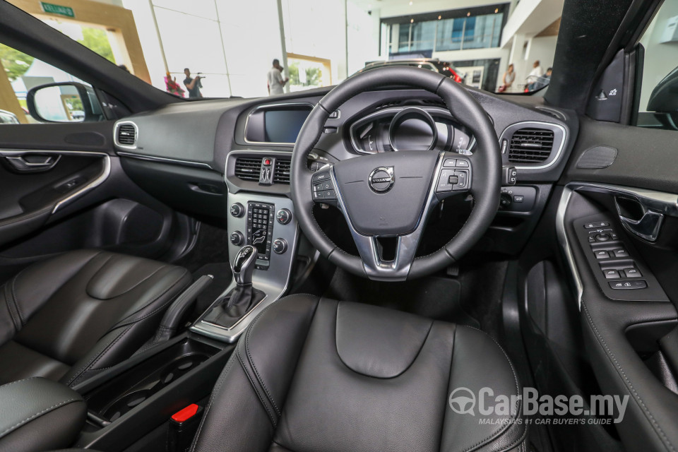 Volvo V40 Mk1 Facelift (2017) Interior