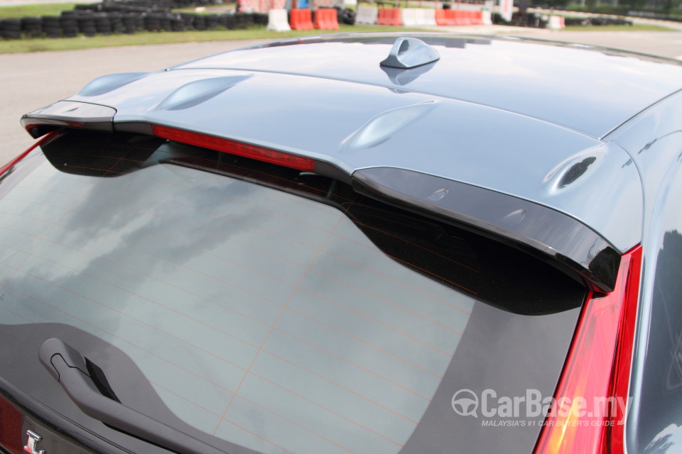 Volvo V40 Mk1 (2013) Exterior