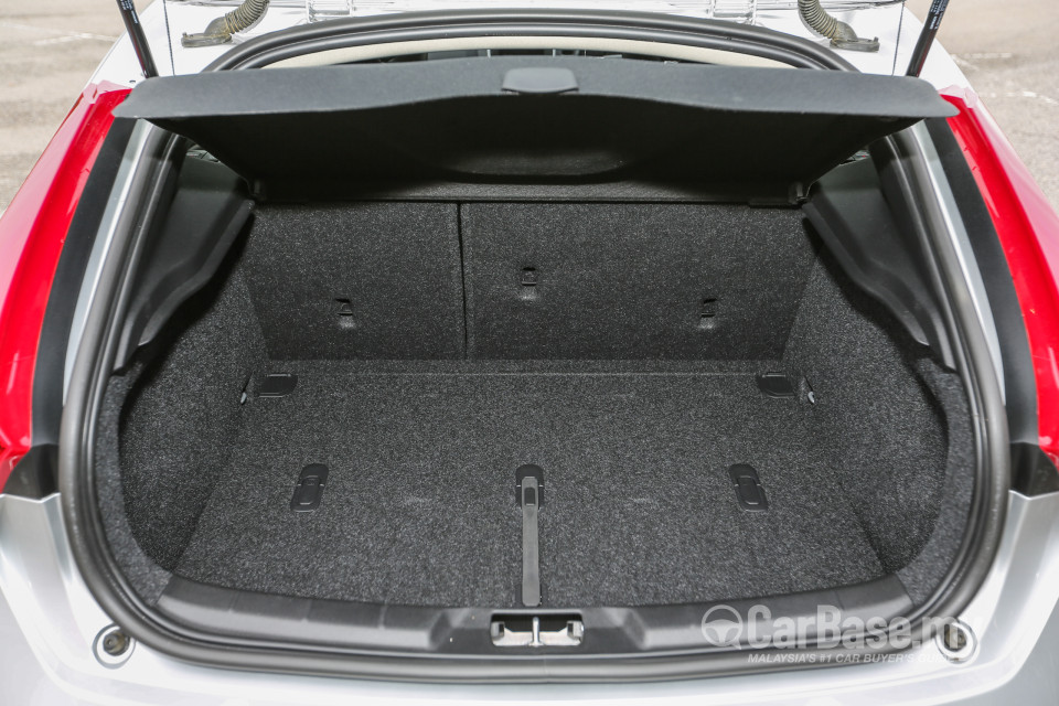 Volvo V40 Mk1 (2013) Interior