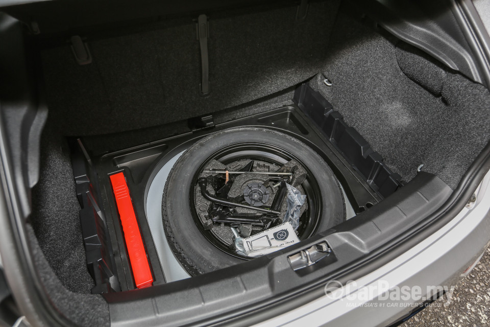 Volvo V40 Mk1 (2013) Interior