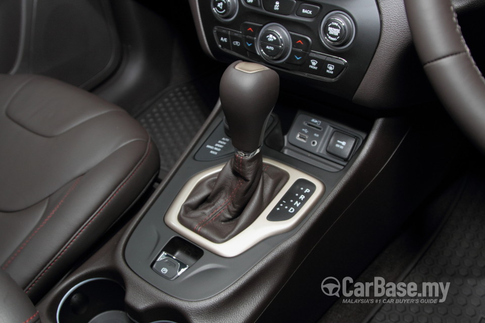 Jeep Cherokee KL (2014) Interior