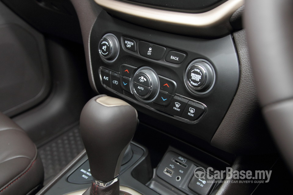 Jeep Cherokee KL (2014) Interior